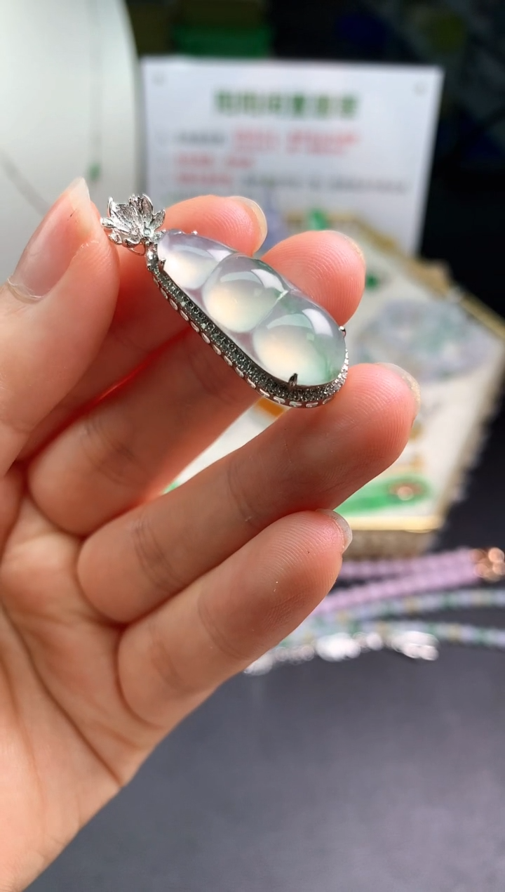 【闪购商品】翡翠吊坠(不含链)18K金镶嵌翡翠吊坠|不退不换