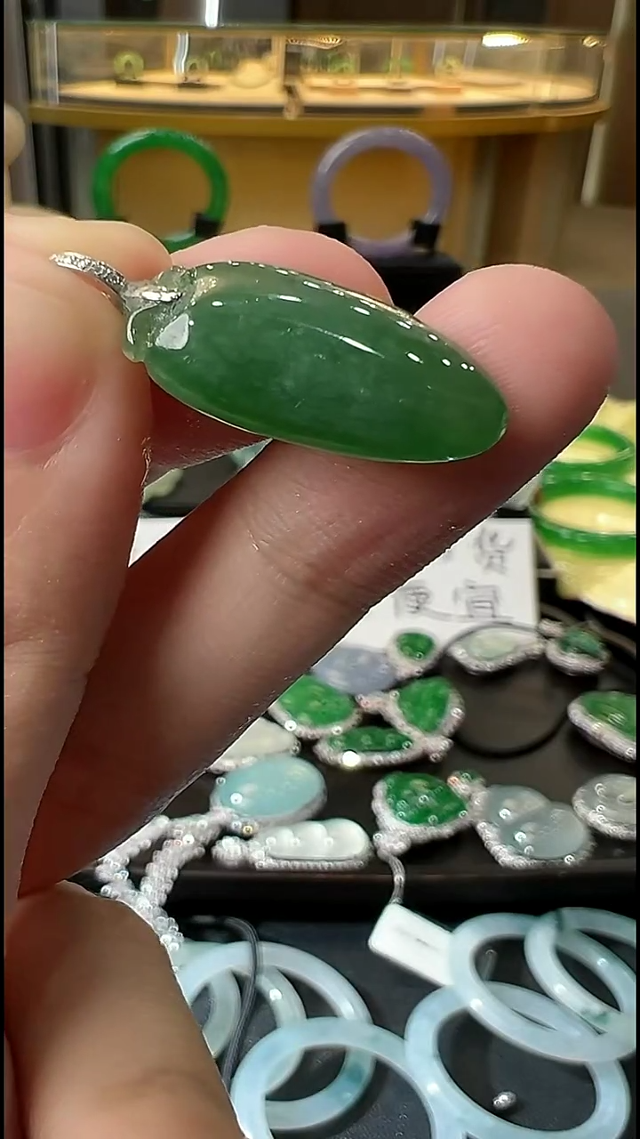 吊坠(不含链)18K金镶嵌翡翠天然A货翡翠多样性发一