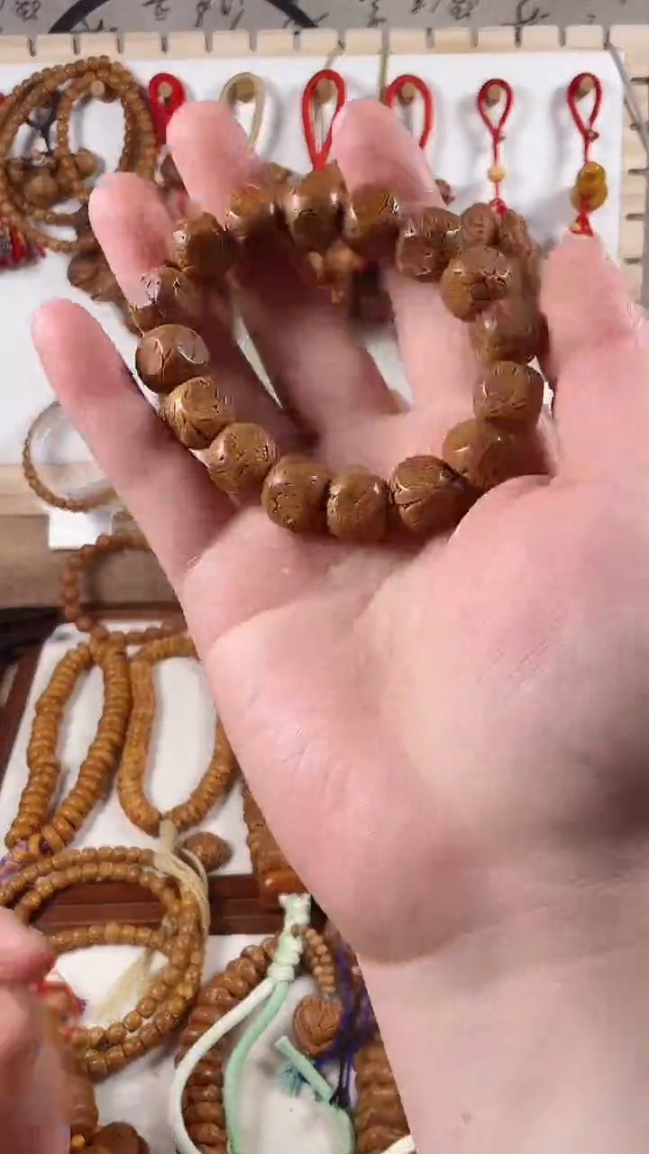 前**锦桃核雕刻六方手串