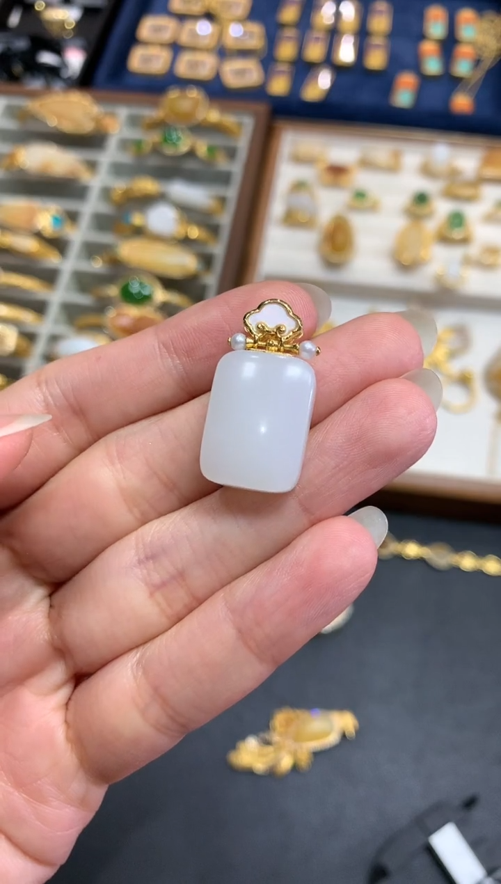 【闪购商品】和田玉吊坠(不含链)18K金镶嵌A745|2980