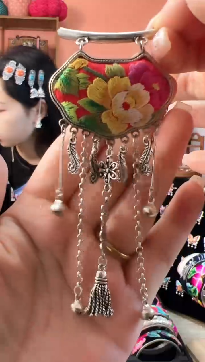 织绣民族风老绣饰品130