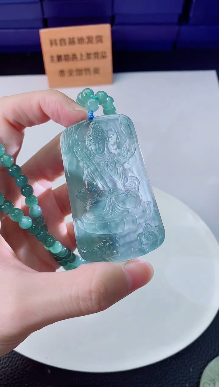 翡翠未镶嵌颈饰  ·
