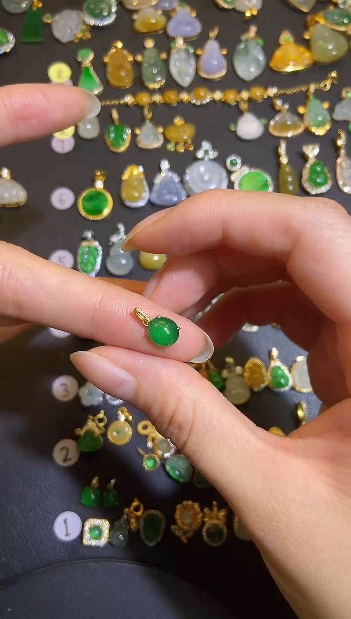 吊坠(不含链)18K金镶嵌翡翠还****么1