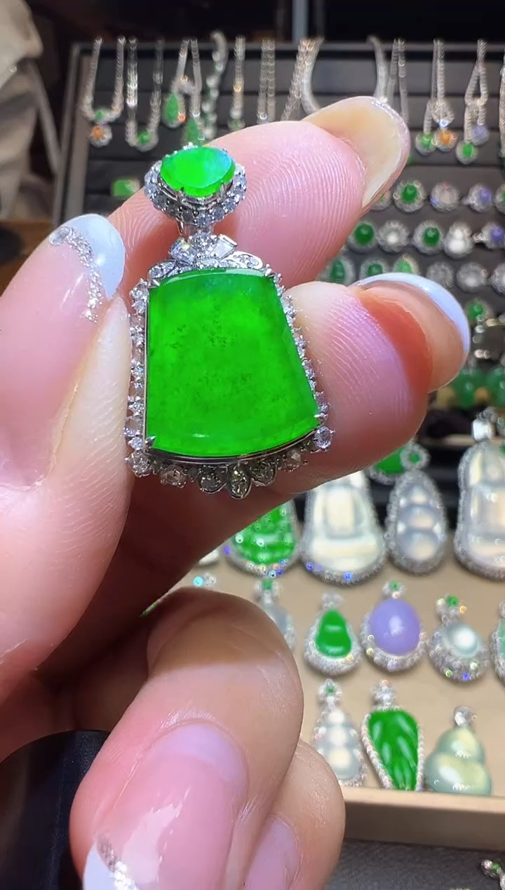 颈饰18K金镶嵌翡翠无事牌