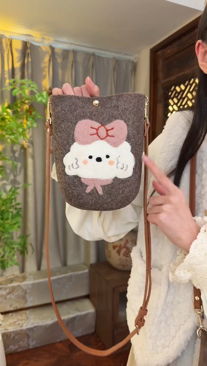 羊毛非遗羊毛毡包 手机包小狗