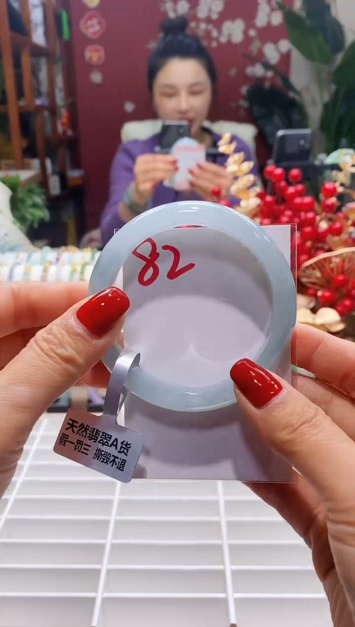 【闪购商品】翡翠手镯未镶嵌82圈口56-58/12.4*7.5