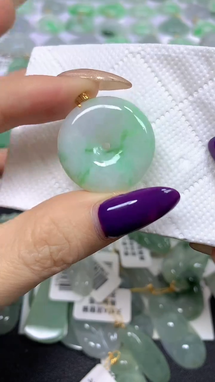 颈饰18K金镶嵌翡翠 