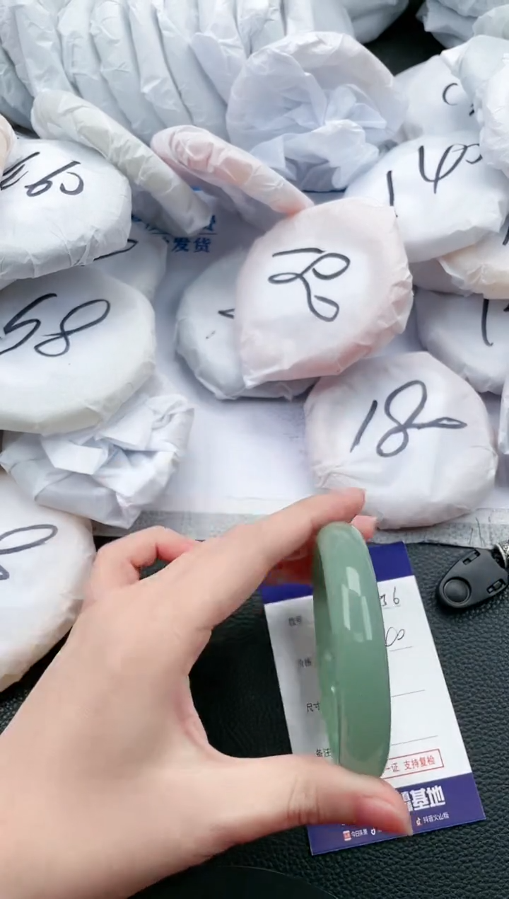 【闪购商品】石英质玉手镯未镶嵌L256