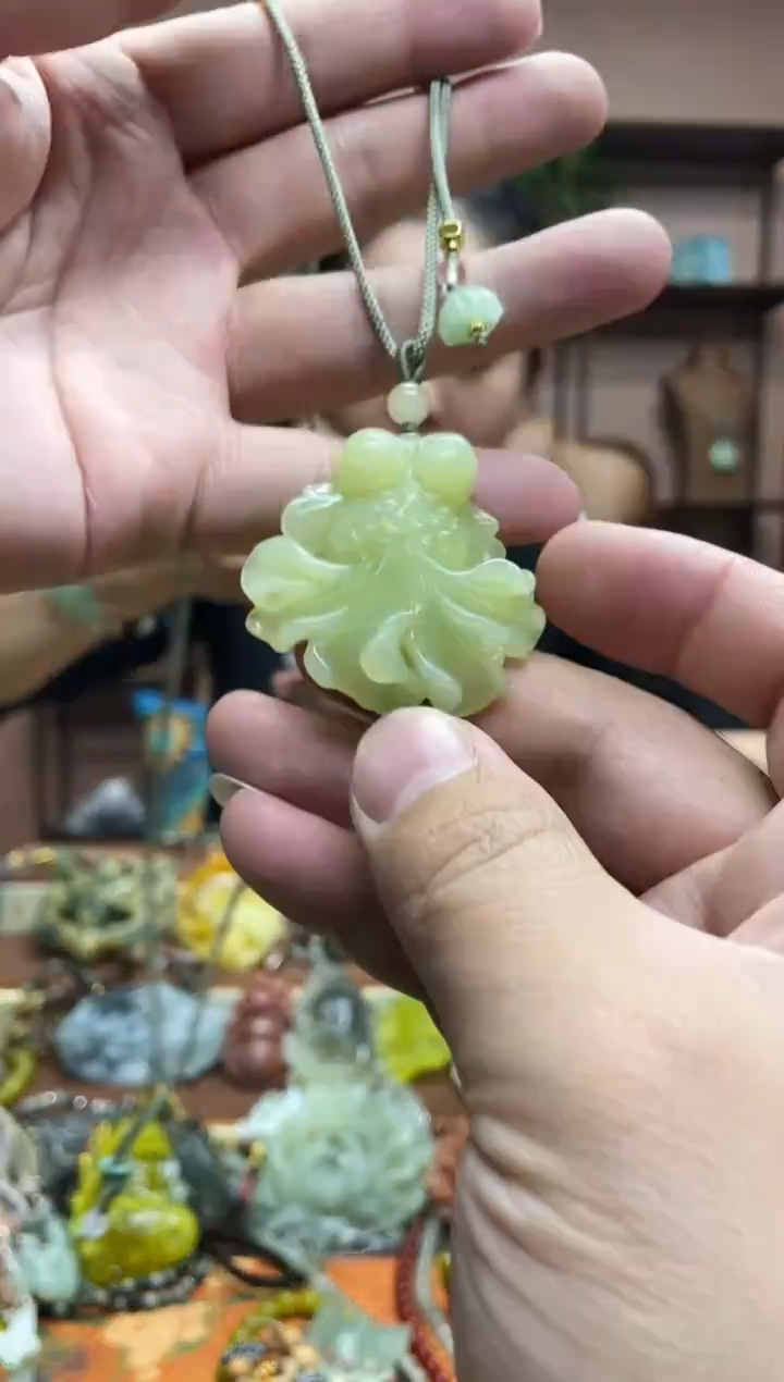 未镶嵌岫玉颈饰·