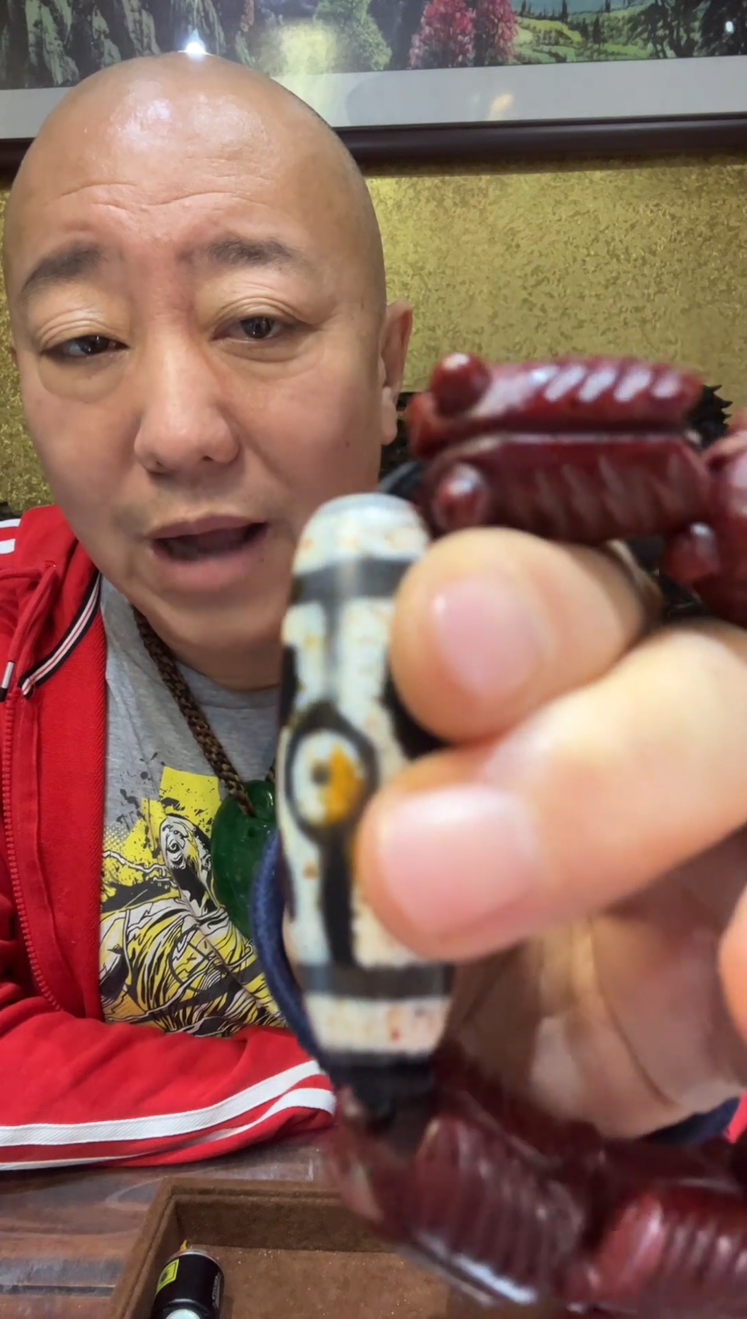 满朱砂珠子配红的玉的手串