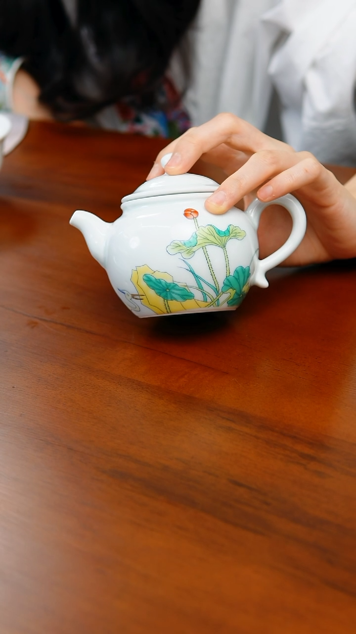 汉玉茶壶（荷花白鹭）