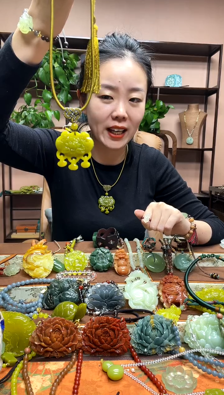 未镶嵌岫玉颈饰多样性发货发其中之一