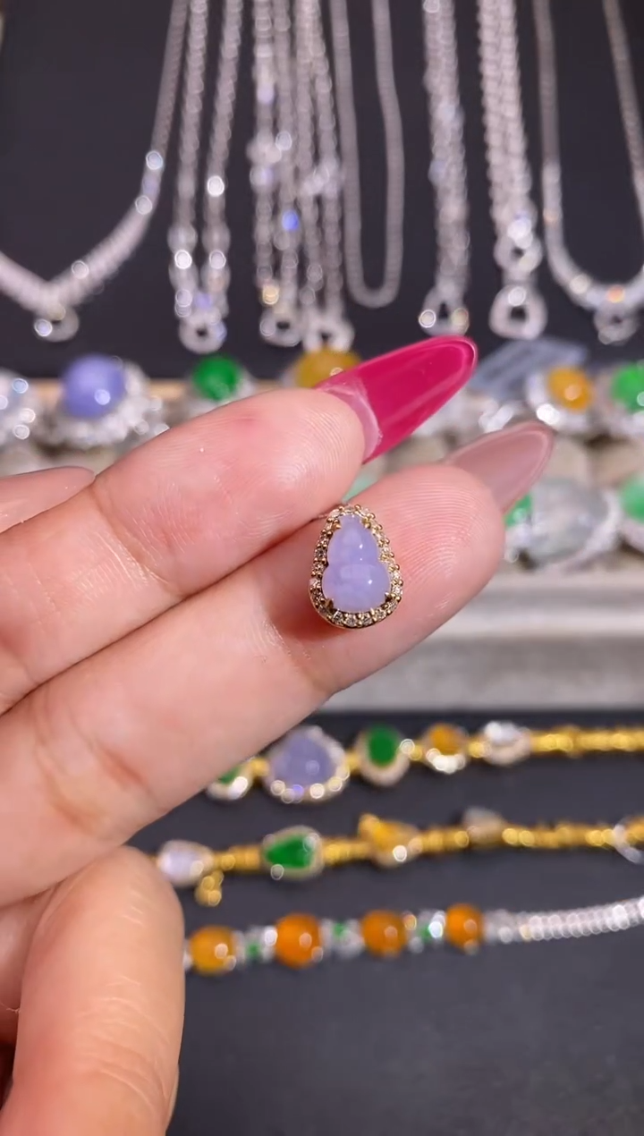 颈饰18K金镶嵌翡翠吊坠