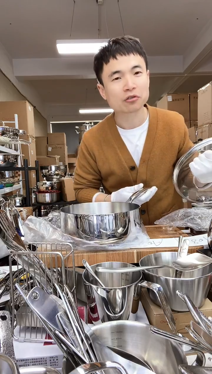 A06 微瑕22cm七字单柄奶锅