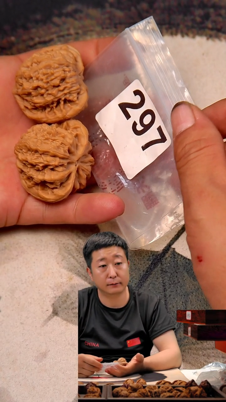 文玩核桃吊坠297虎头王42