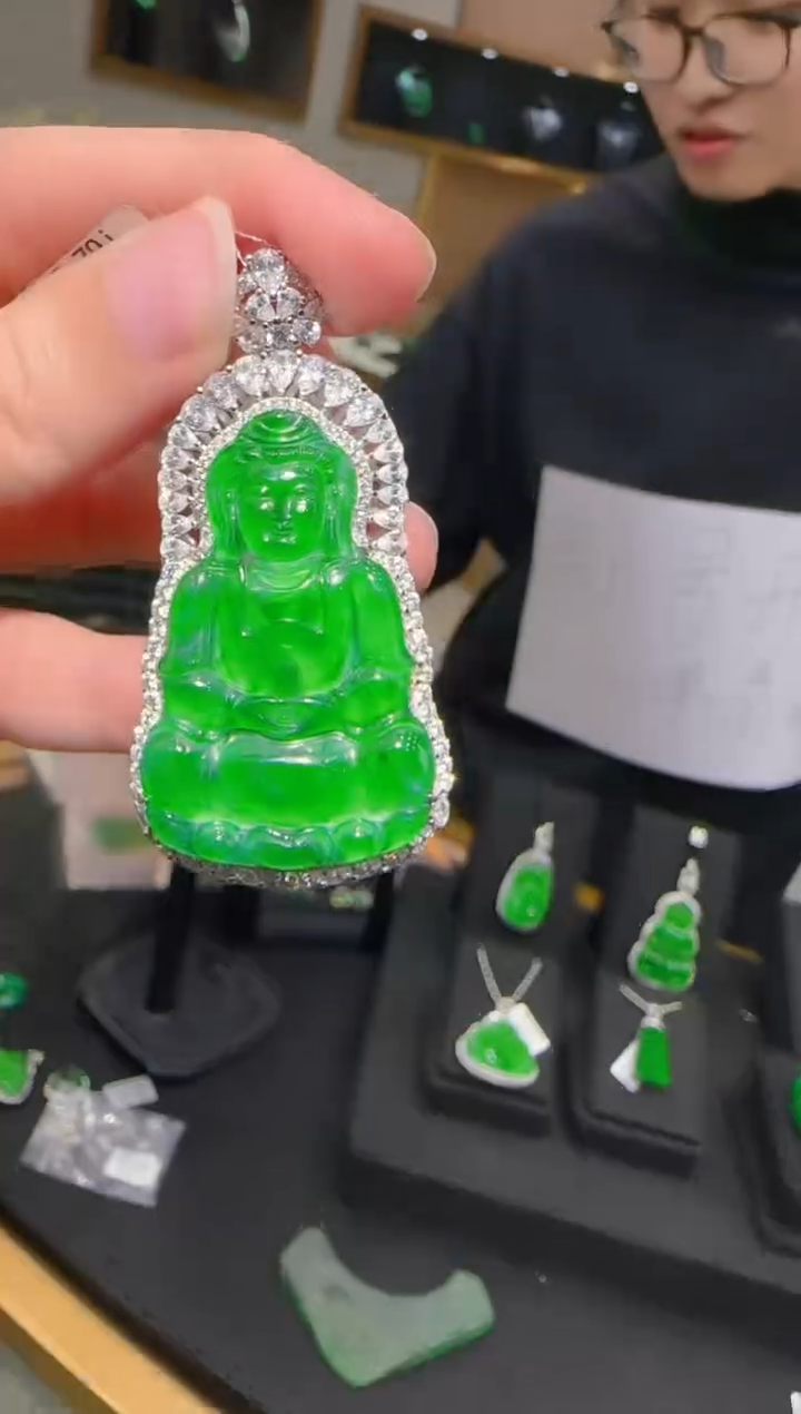 【闪购商品】翡翠吊坠(赠链)银S925镶嵌天然翡翠A货多样性发一件