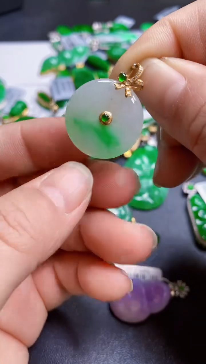 【闪购商品】翡翠颈饰18K金镶嵌吊坠