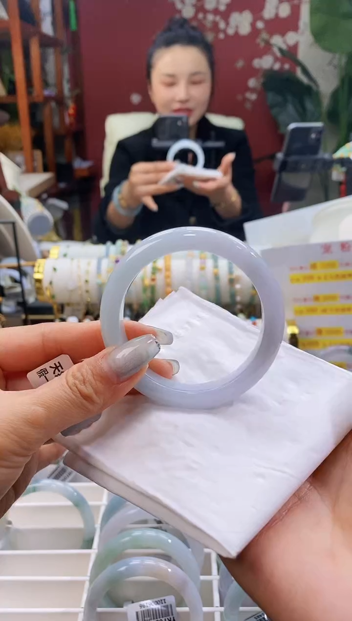 【闪购商品】翡翠手镯未镶嵌131显白53-55/11.2*8.3