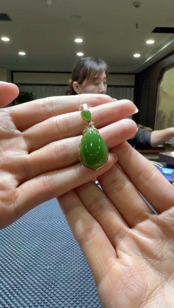颈饰18K金镶嵌和田玉挂件