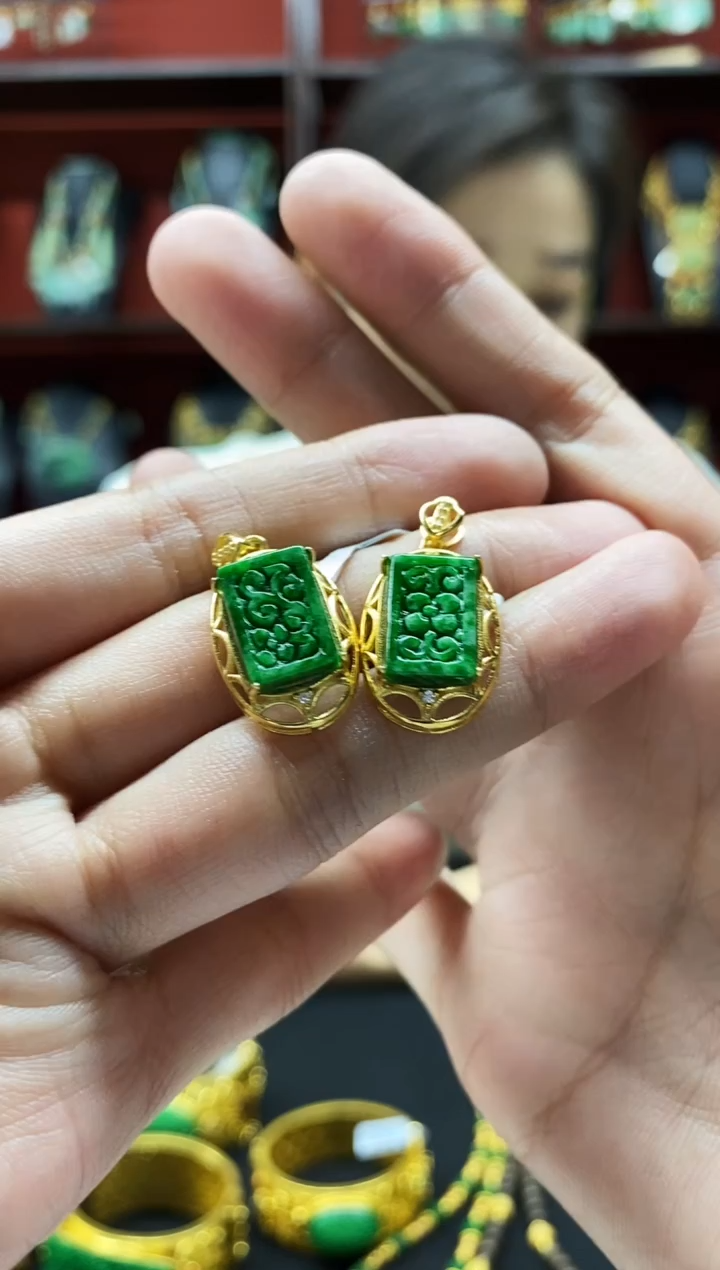 颈饰未镶嵌翡翠吊坠多样性发其一