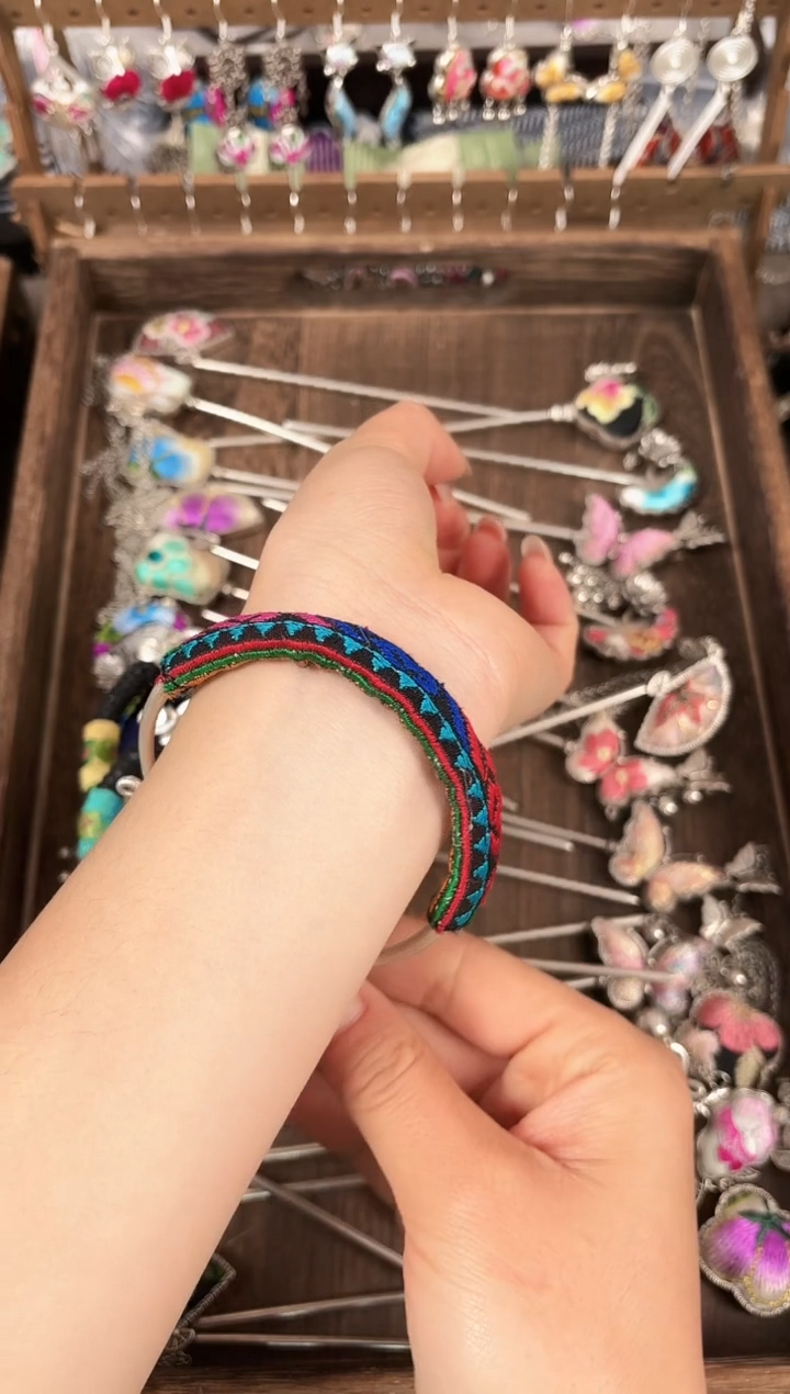 织绣哎***～民族风非遗老绣饰品404