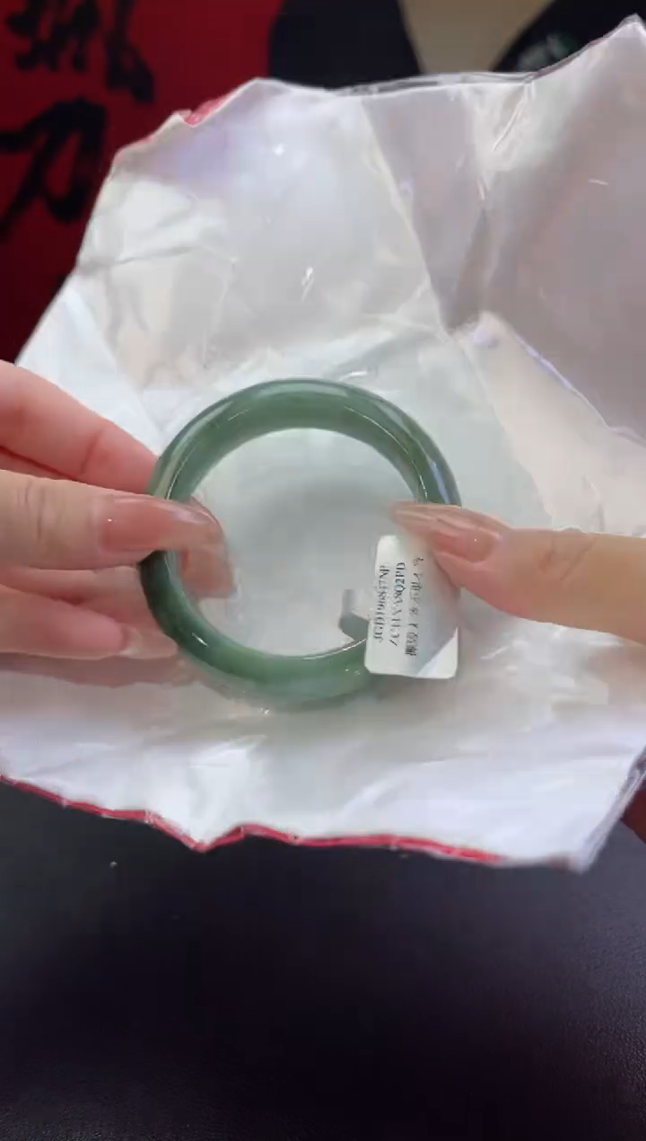 【闪购商品】翡翠手镯未镶嵌18翡翠手镯(微瑕）