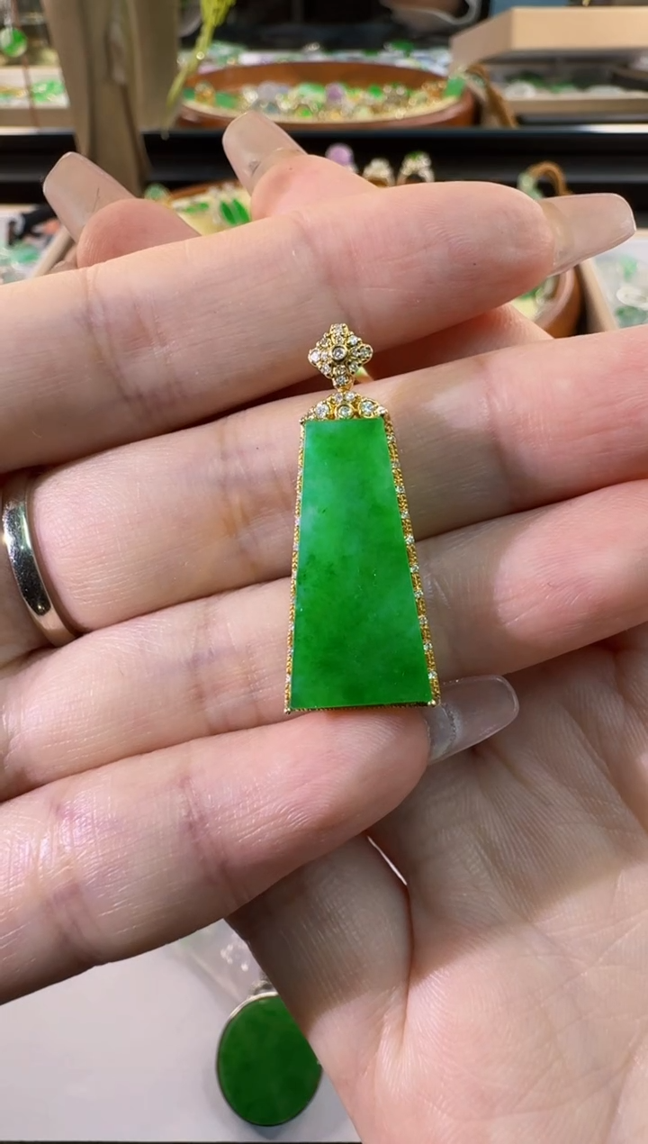 【闪购商品】翡翠颈饰18K金镶嵌缅甸A货翡翠吊坠