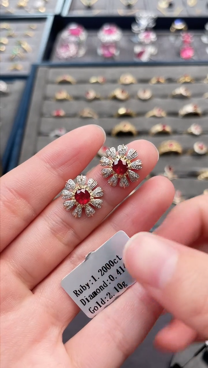 【闪购商品】红宝石耳钉18K金镶嵌/1.2ct/无烧鸽血红