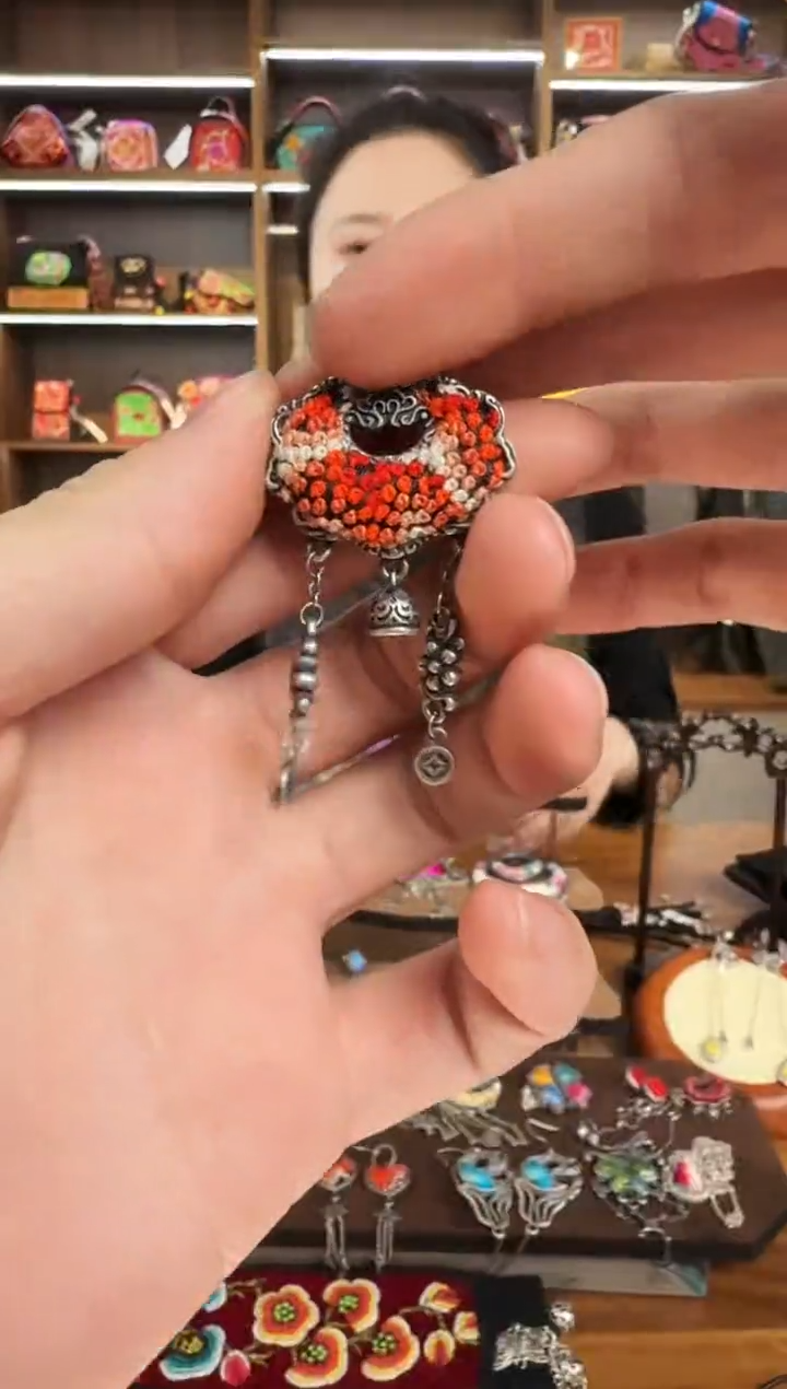 【闪购商品】织绣136蒙阿苏苗绣传承