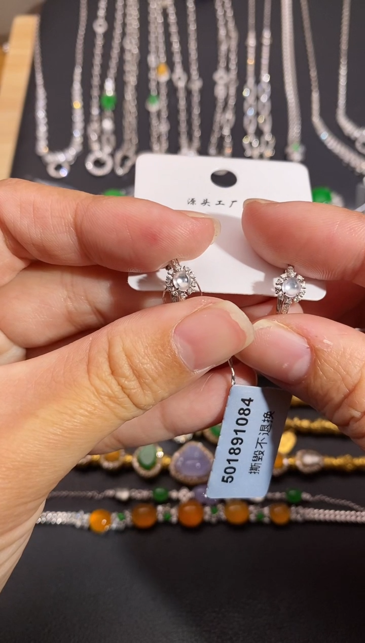 颈饰18K金镶嵌翡翠耳饰