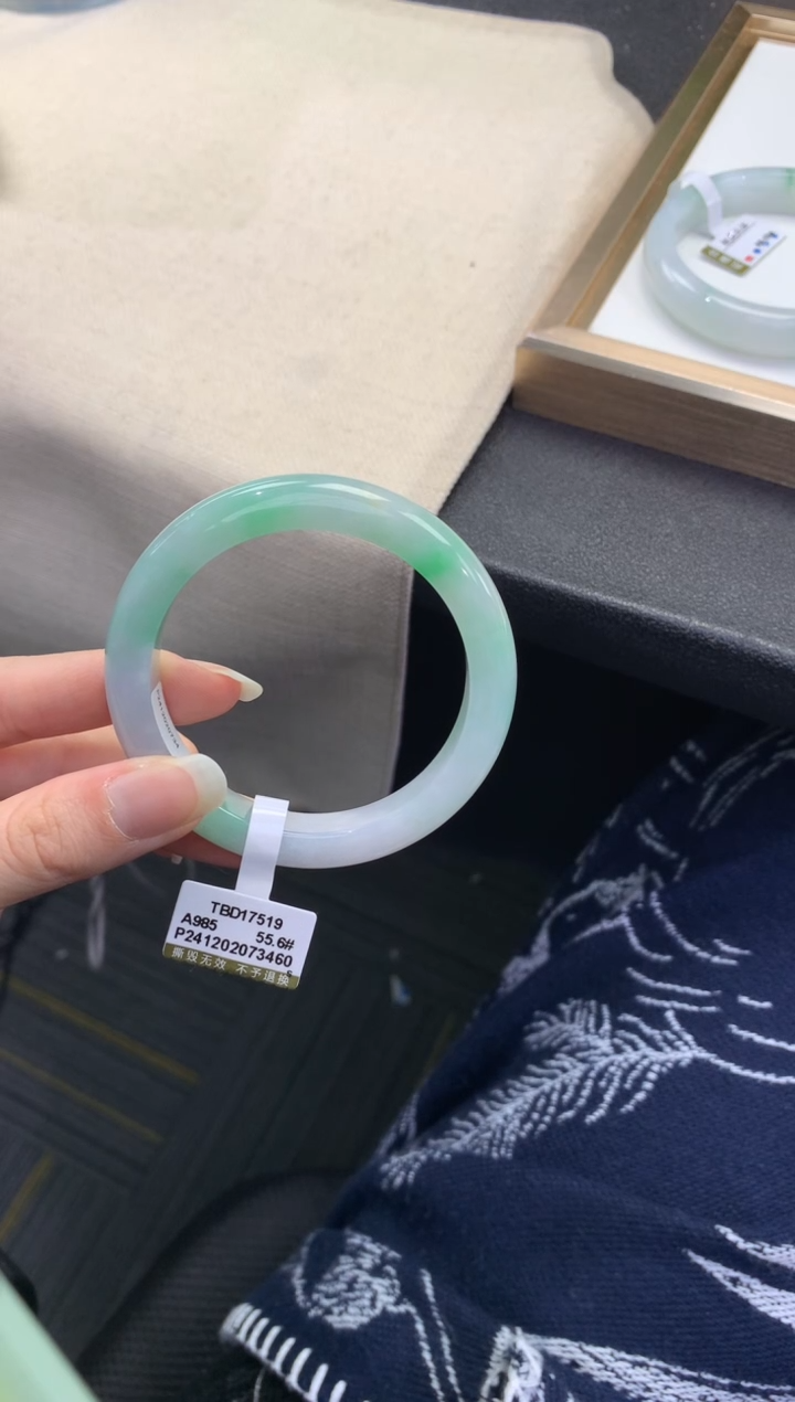 【闪购商品】翡翠手镯未镶嵌        