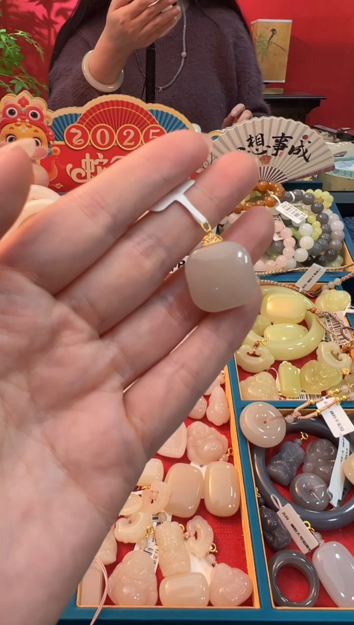 【闪购商品】和田玉吊坠18K金镶嵌藕粉大方糖