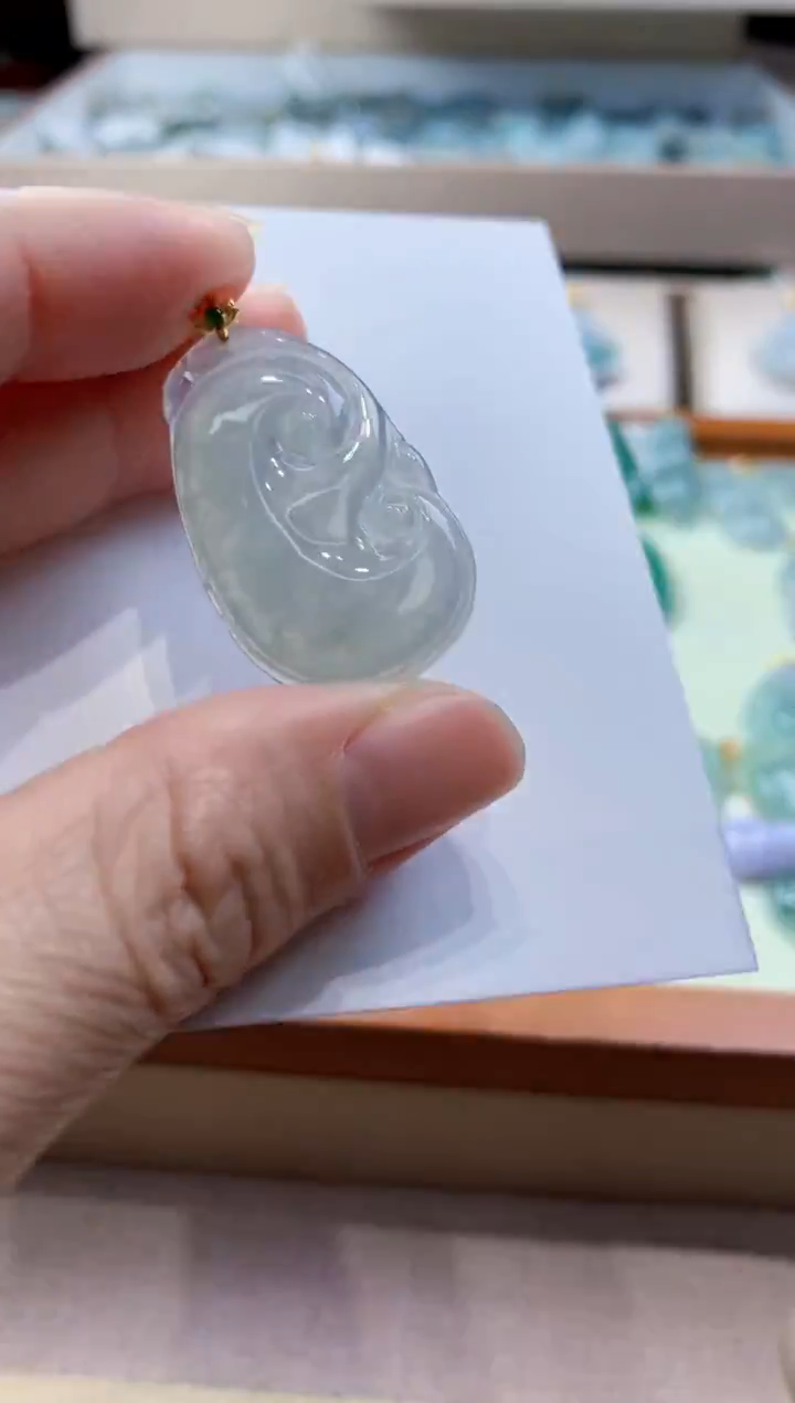 颈饰18K金镶嵌翡翠天然翡翠挂件  