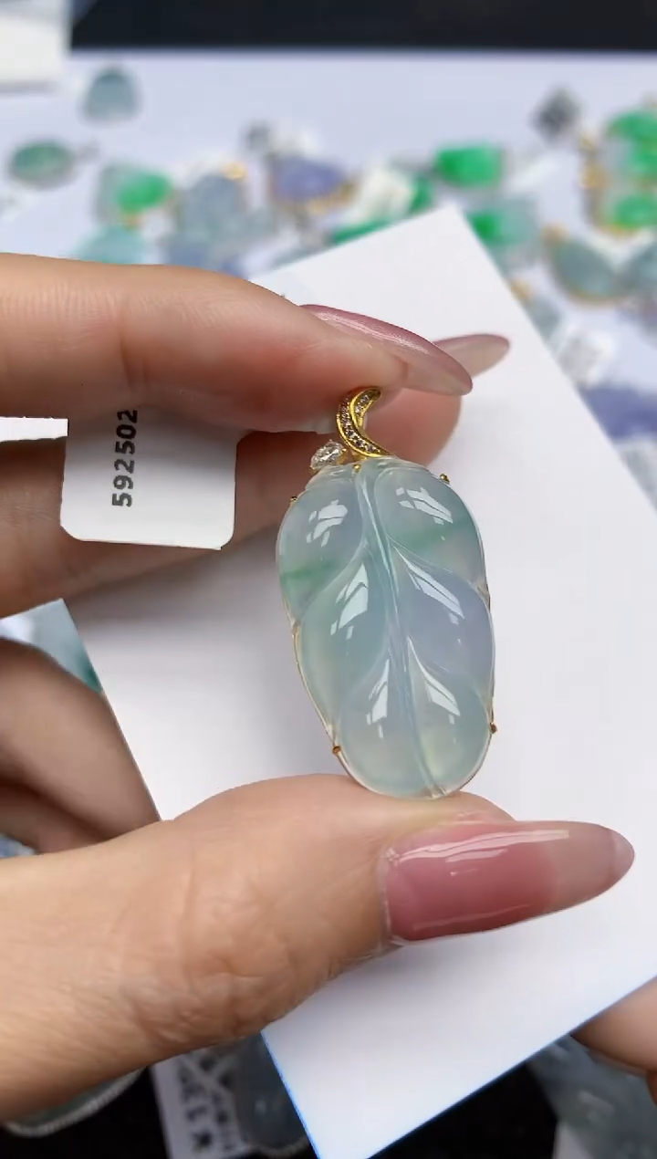 【闪购商品】翡翠挂件18K金镶嵌天然翡翠A货