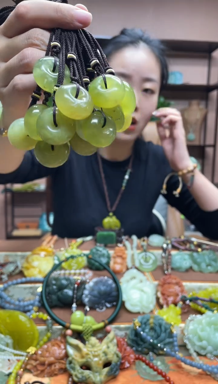 未镶嵌岫玉吊坠多样性发货发其中之一