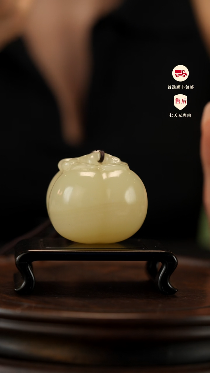 云南石竹叶青雕刻：柿柿如意手把件