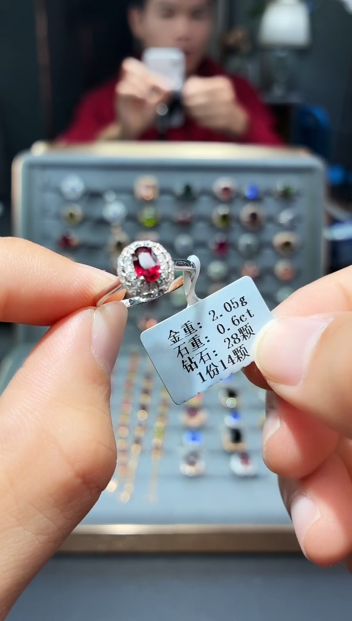 18K金镶嵌戒指红宝石0.6..