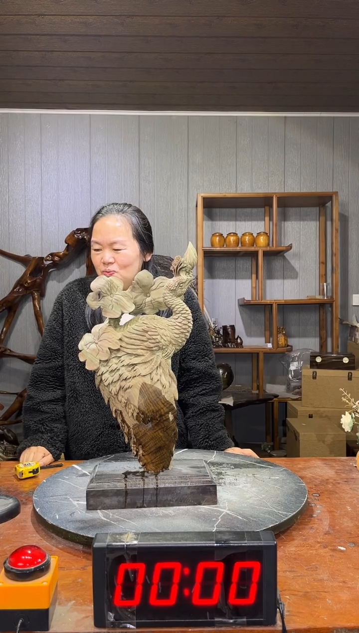 金丝楠洒*阴沉木孔雀摆件