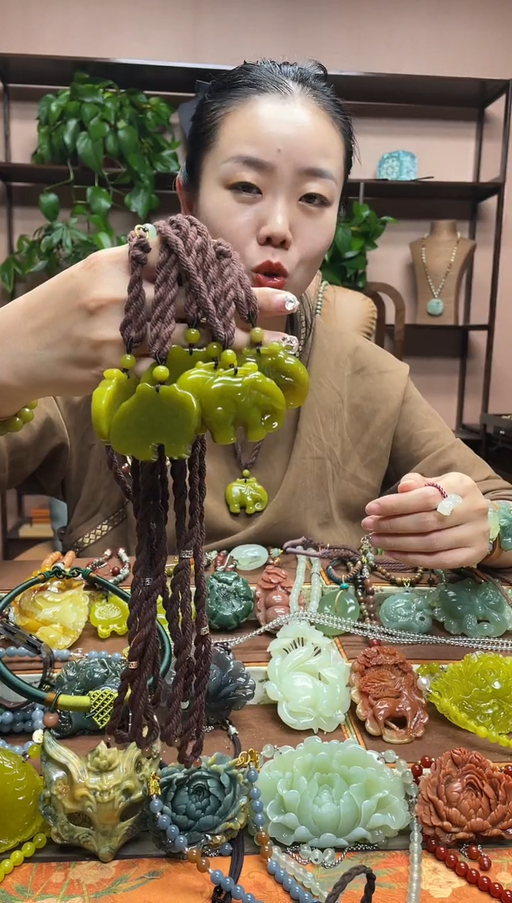 未镶嵌岫玉吊坠多样性发货发其中之一