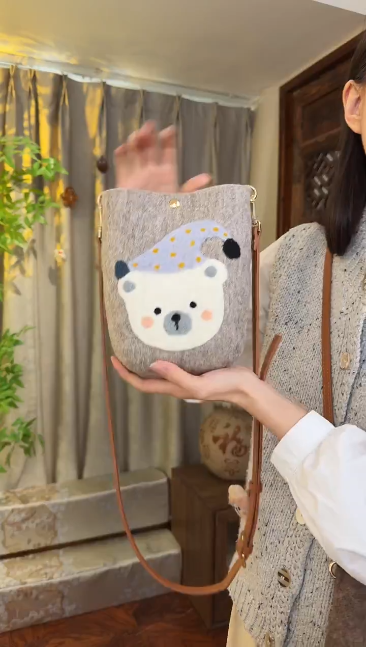 羊毛非遗羊毛毡包 手机包灰小熊