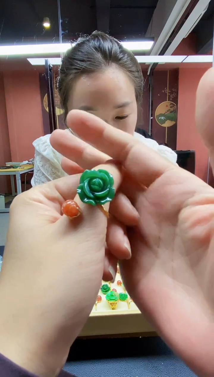 颈饰未镶嵌翡翠戒指·