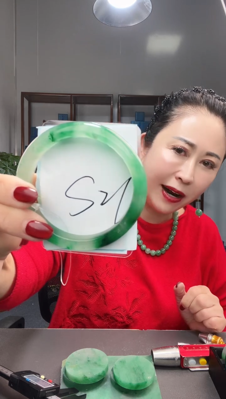 【闪购商品】石英质玉手镯未镶嵌非洲翠