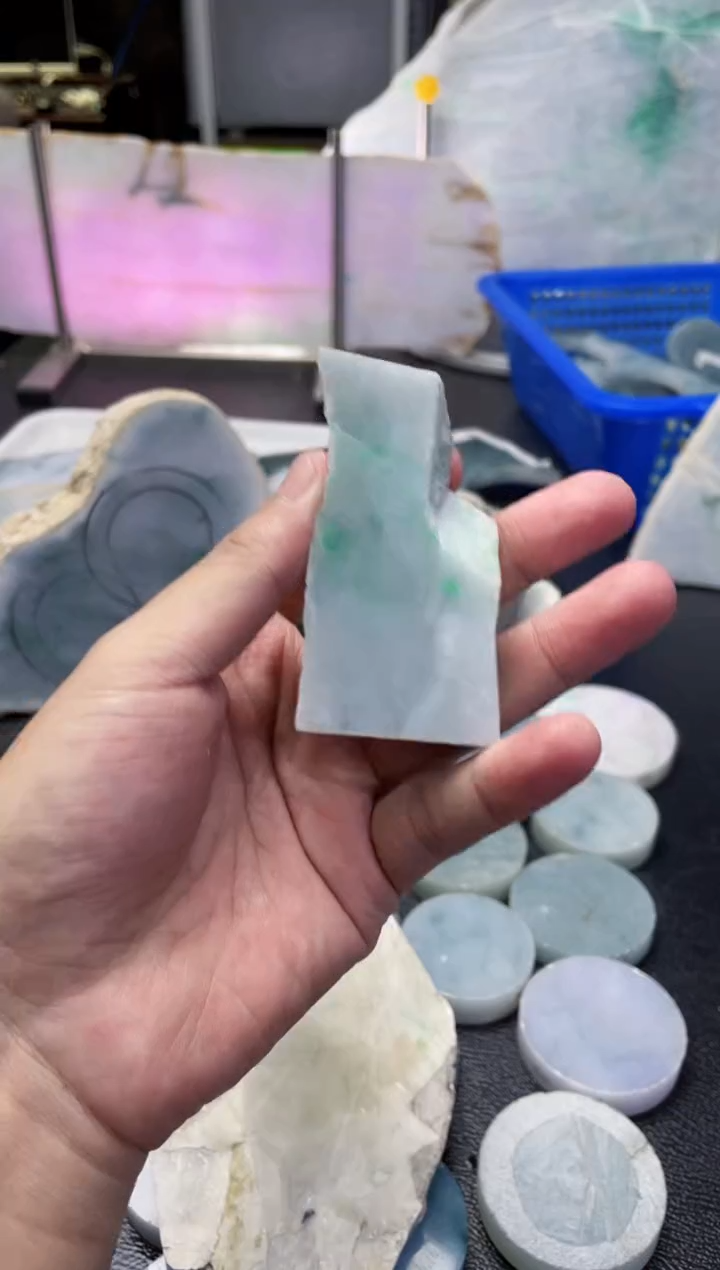 【闪购商品】翡翠把件未镶嵌N翡翠边角包一个简单人物的工