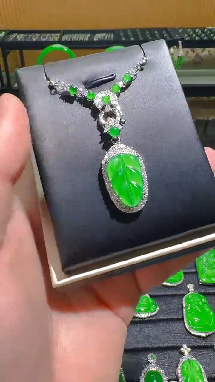 【闪购商品】翡翠吊坠(赠链)未镶嵌天然A货翡翠