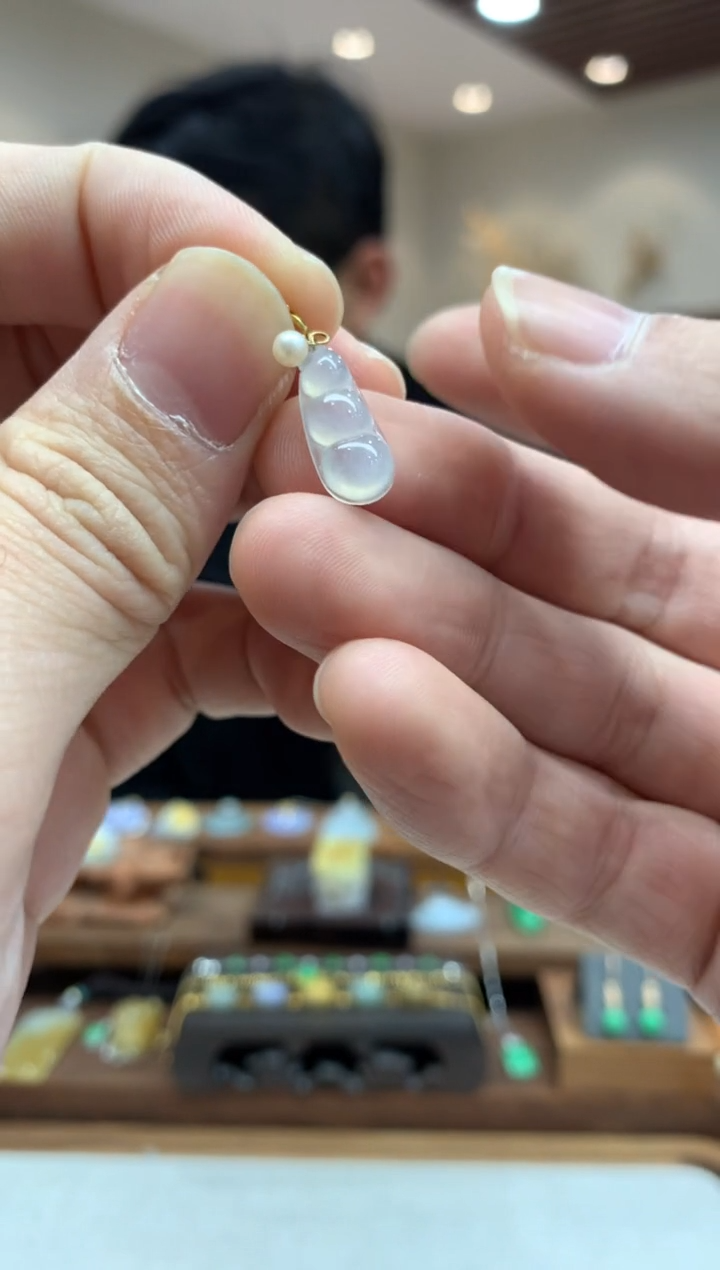 【闪购商品】翡翠吊坠(不含链)18K金镶嵌豆子