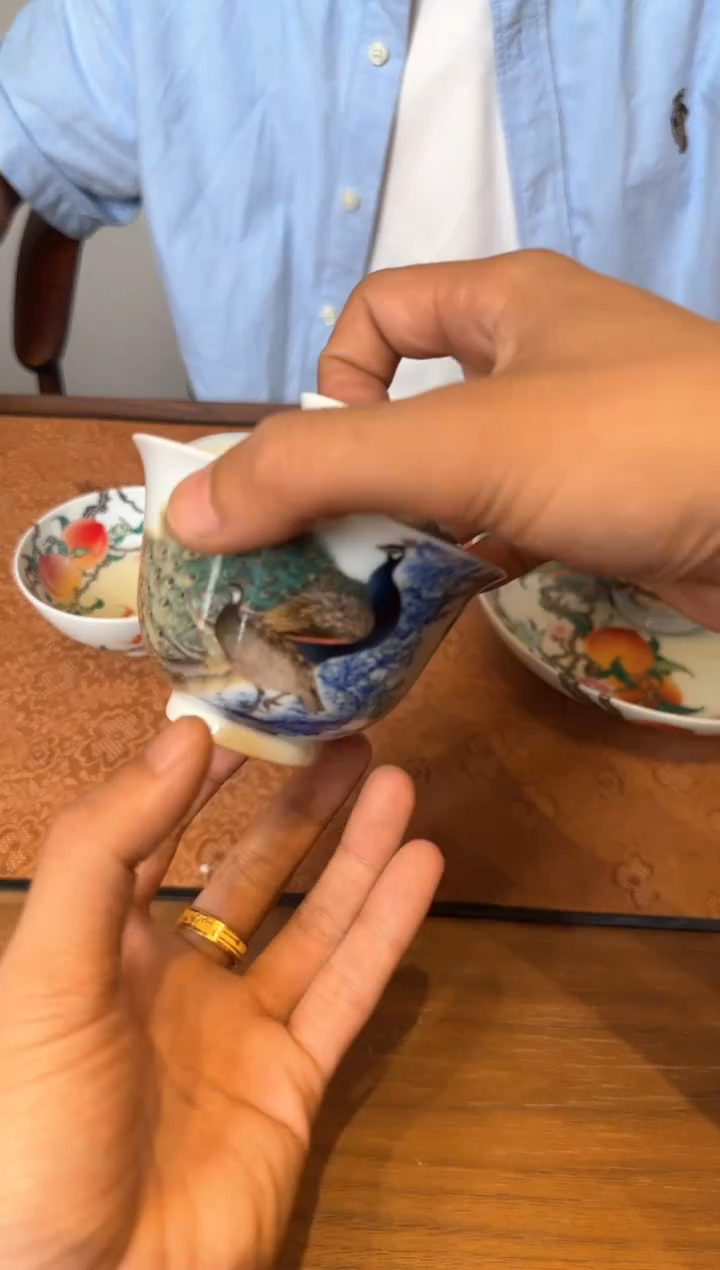 一儒堂 青花加彩孔雀盖碗