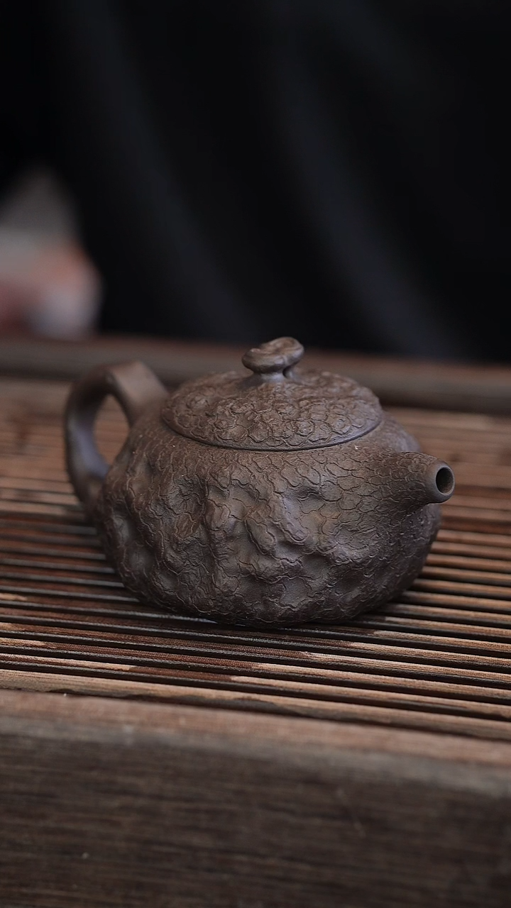 茶壶紫砂供春 黑金砂 170cc