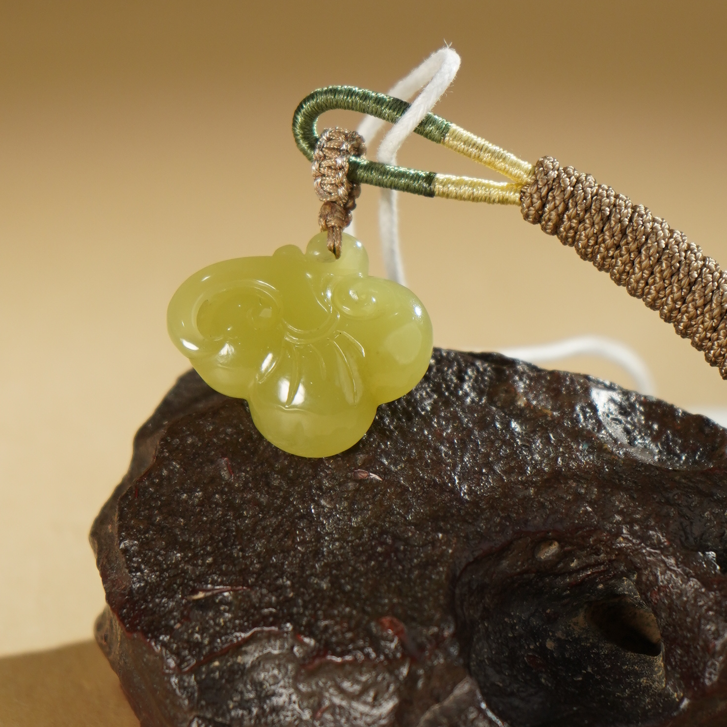 HC30082和田玉黄口灵芝吊坠