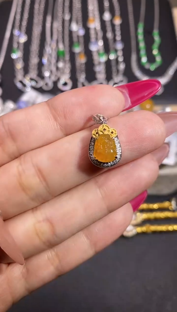 颈饰18K金镶嵌翡翠吊坠