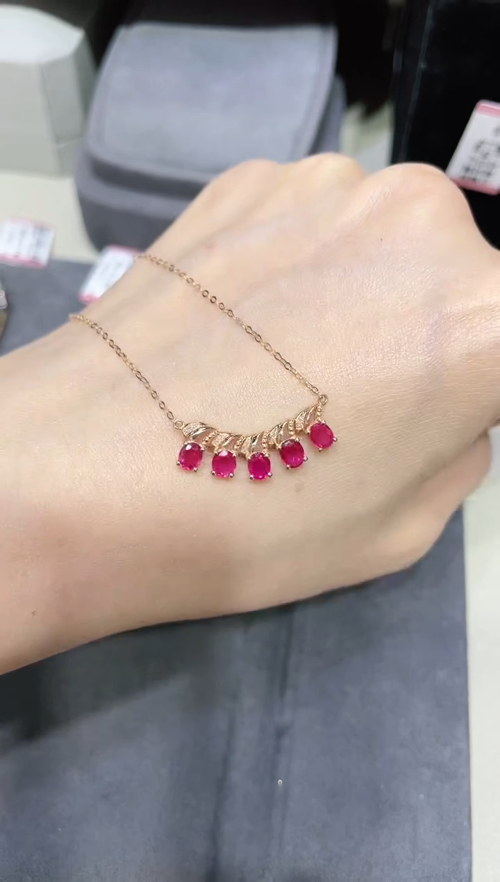 18K金镶嵌天然红宝石项链